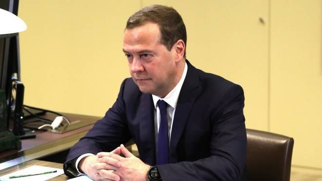 Медведев повысил зарплаты работникам госорганов, не состоящим на госслужбе
