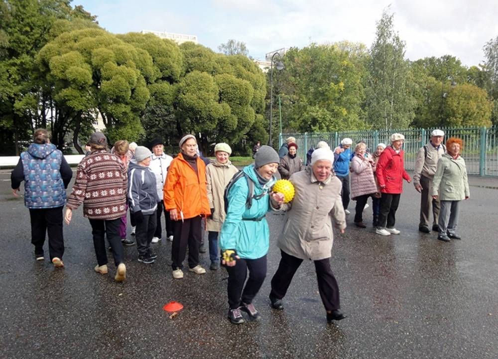 В парке Победы провели спортивный праздник для пожилых петербуржцев