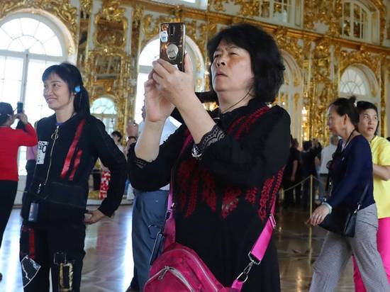 Засилье китайских туристов в Царском селе объяснилось «священным янтарем»