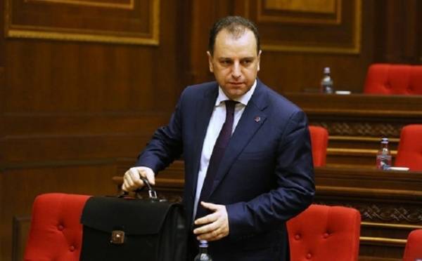 Квартирный вопрос: экс-министру обороны Армении предъявлено обвинение