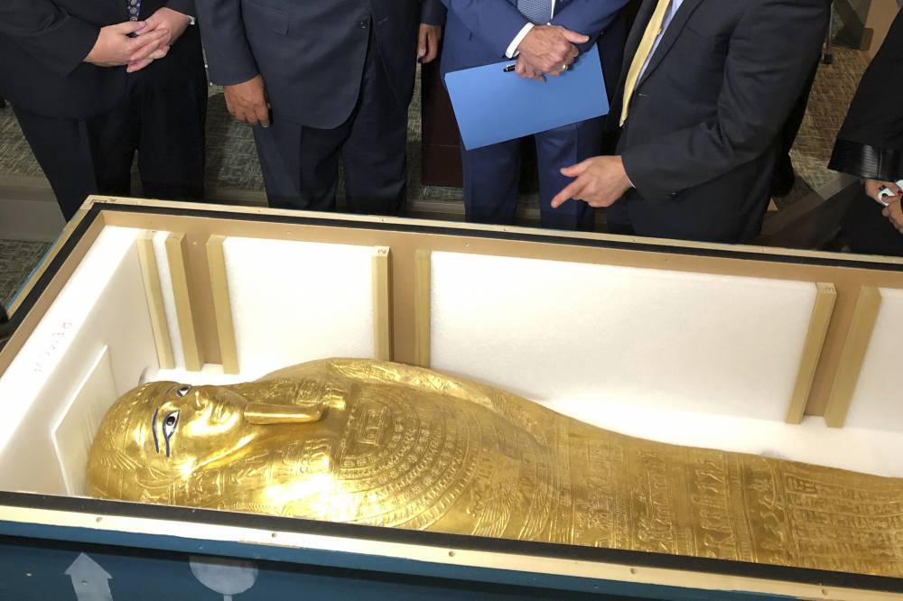 Музей Метрополитен в Нью-Йорке вернет Египту позолоченную крышку гроба, которую украли из захоронения