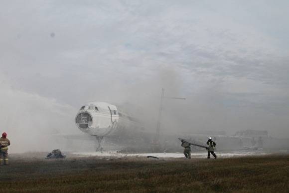 В Барнауле у самолета при посадке загорелась стойка шасси