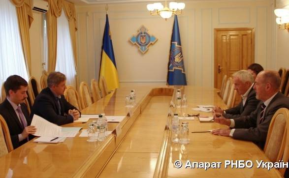Данилюк обсудил с британским генералом опыт Украины в борьбе с Россией