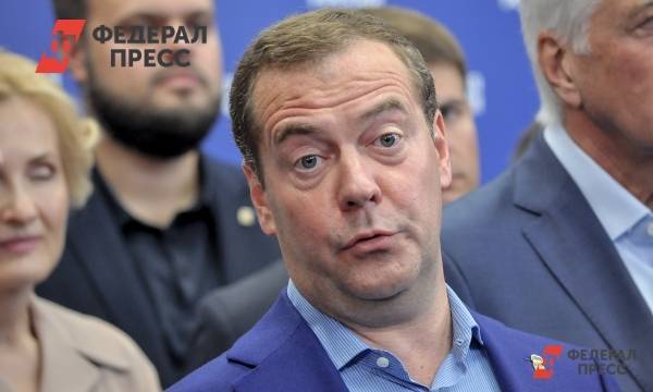 Медведев повысил зарплаты бюджетников