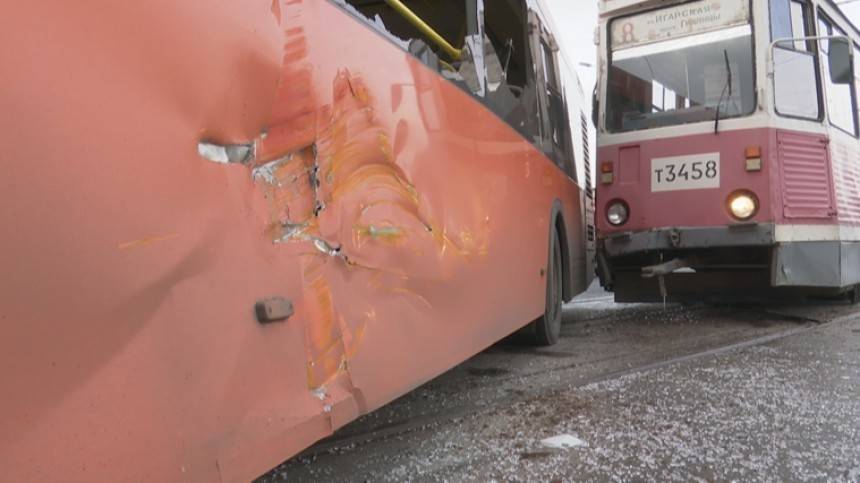 Видео с места столкновения трамвая с автобусом в Нижнем Новгороде