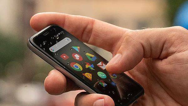 Стартовали российские продажи смартфона легендарной Palm размером с кредитку. Цена
