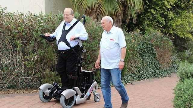 С 1 ноября: в Израиле появится кресло, ставящее парализованных на ноги