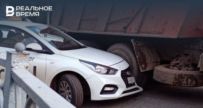 В Казани автомобиль Uber оказался под колесами грузовика