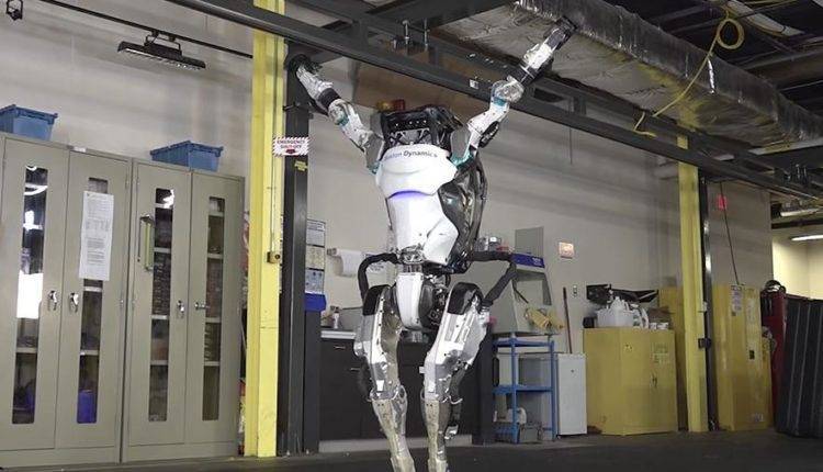 Boston Dynamics научили робота акробатике