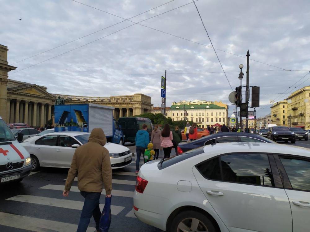 У метро «Невский проспект» все перемешалось из-за выключенного светофора