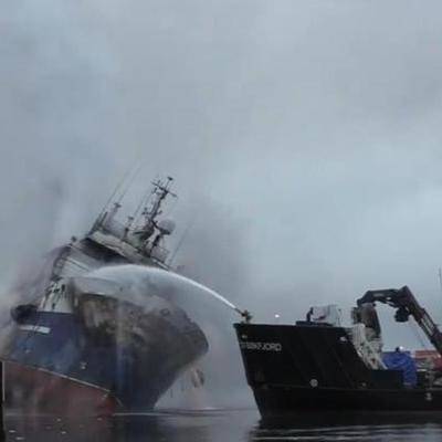 Пожарные намеренно затопили российский траулер в порту Норвегии