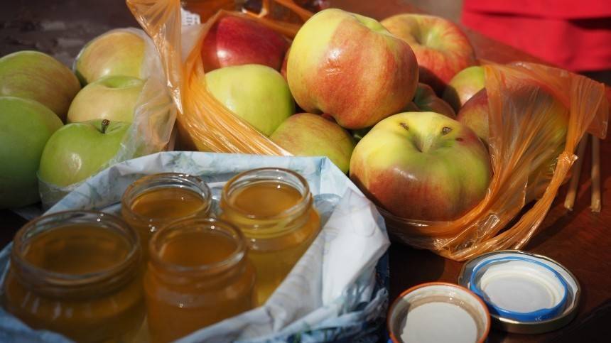 Видео: Простейший рецепт яблок с медом и орехами