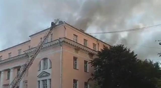 Видео: многоэтажка загорелась в центре Великого Новгорода