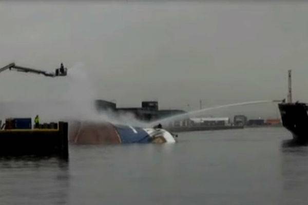 В Норвегии затонул горевший российский траулер
