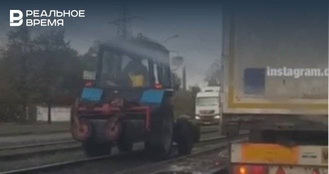 Соцсети: в Башкирии трактор обогнал пробку по трамвайным путям