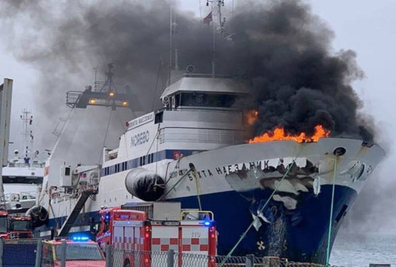 В Норвегии после большого пожара затонул российский траулер