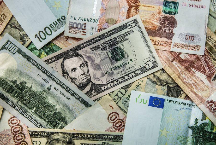 Россиян могут обязать доплачивать за хранение валюты в банках