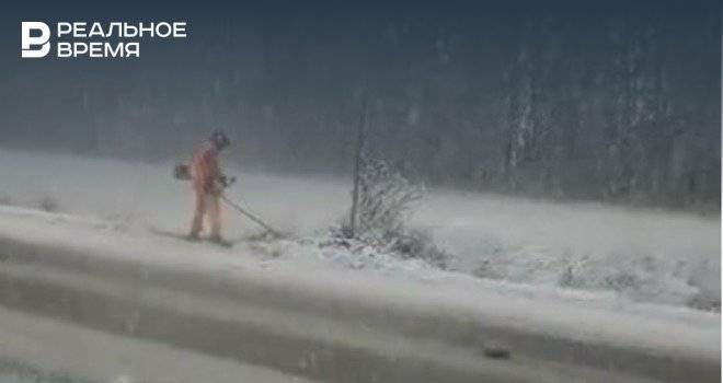 Как в Башкирии коммунальщик косит траву в снегопад — видео