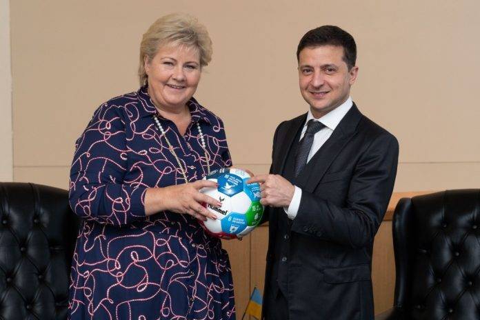 Премьер-министр Норвегии подарила Зеленскому футбольный мяч - Cursorinfo: главные новости Израиля
