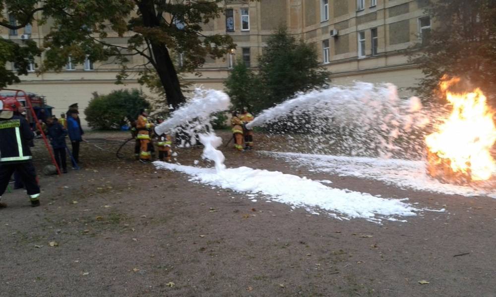 Школьники Центрального района Петербурга поработали пожарными