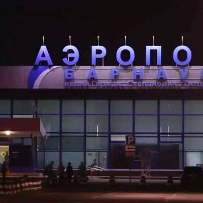 12 человек обратились за медпомощью после жесткой посадки "Боинга" в Барнауле