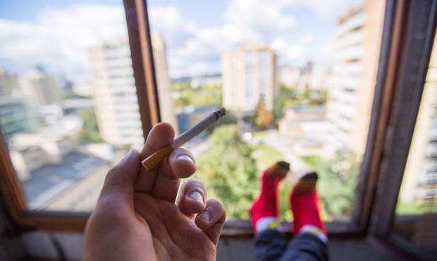Правительство запретило россиянам курить на балконах и лоджиях