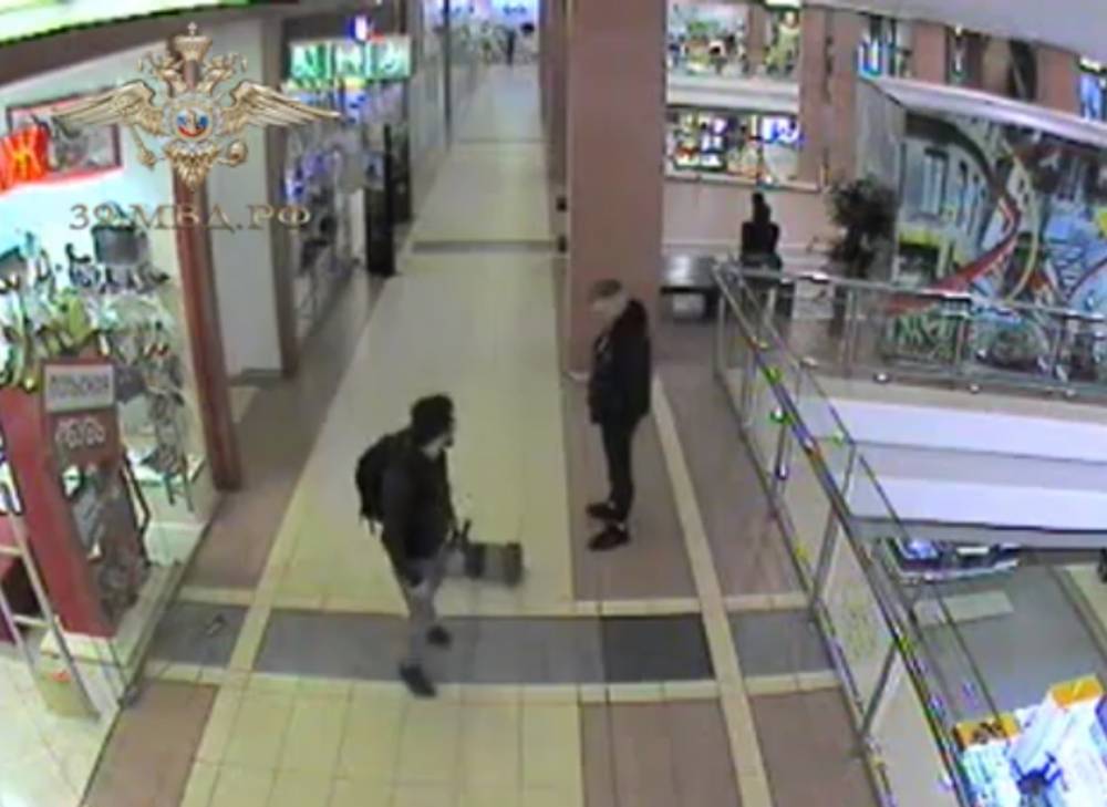 Полиция разыскивает подозреваемых в краже гироскутера у посетителя торгового центра
