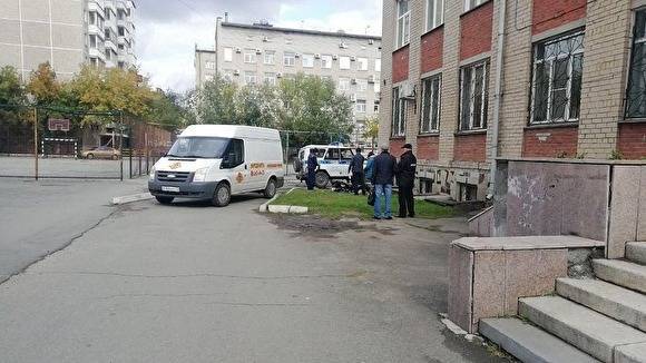 В Челябинске бездомный мужчина умер прямо на школьном дворе
