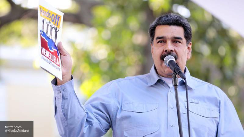 Мадуро опубликовал видео преподнесения Путину копии сабли Боливара