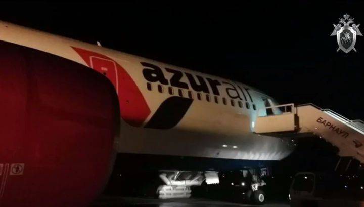 Пассажиры сняли на видео тушение самолета Azur Air после посадки в Барнауле