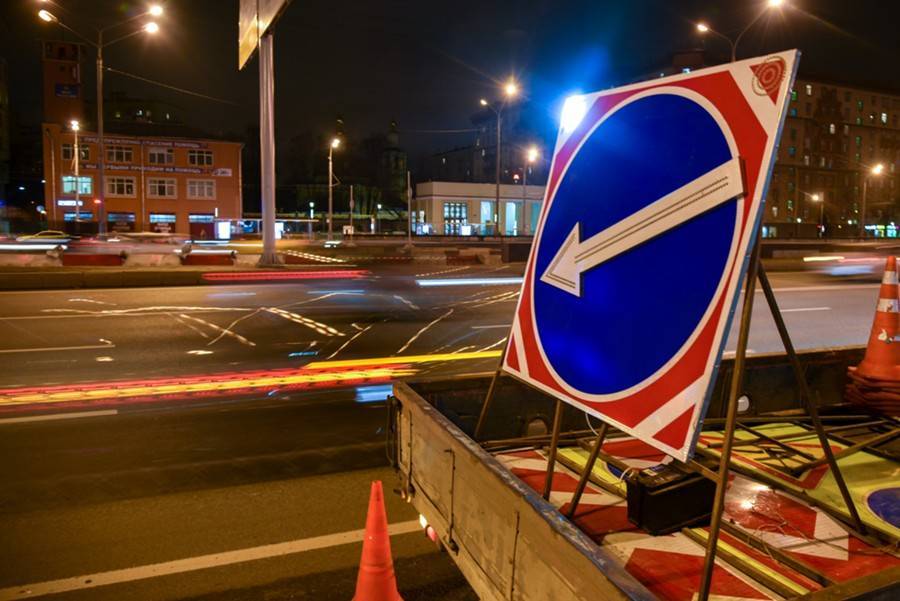 Движение ограничили на дублере Рублевского шоссе в Москве