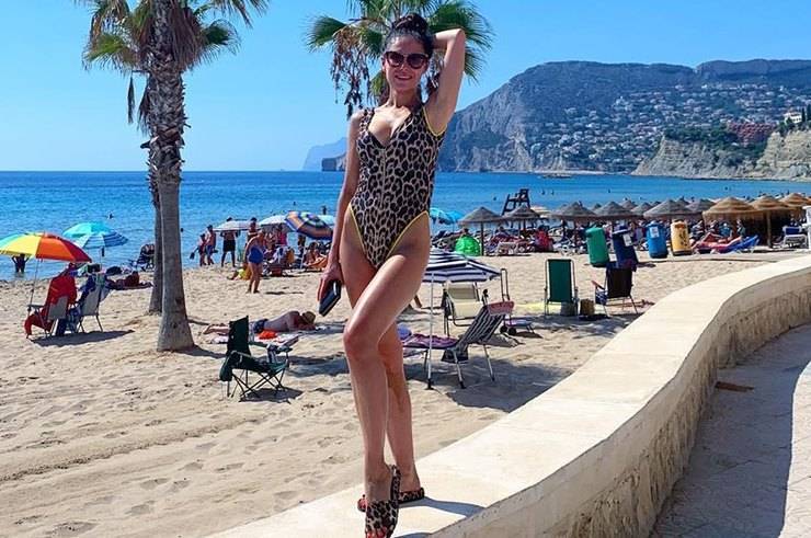 Звезда «Уральских пельменей» в эффектном купальнике появилась на испанском пляже