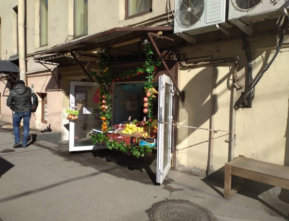На Васильевском острове оштрафовали пятерых торгашей носками и фруктами