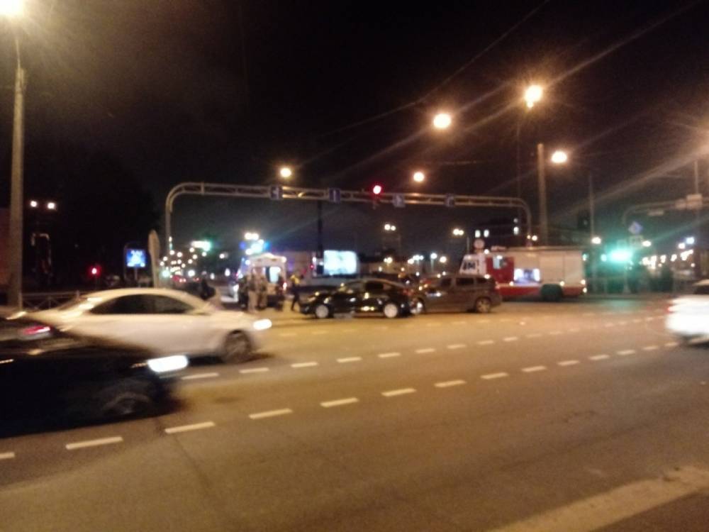 Две столкнувшиеся легковушки заблокировали поворот к Боровому мосту