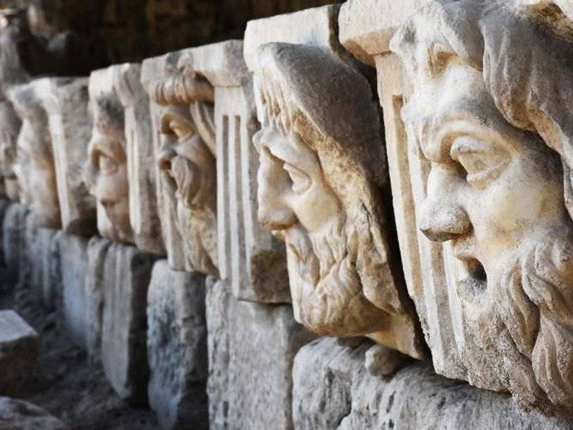 При раскопках античного города найдены каменные рельефы в виде театральных масок