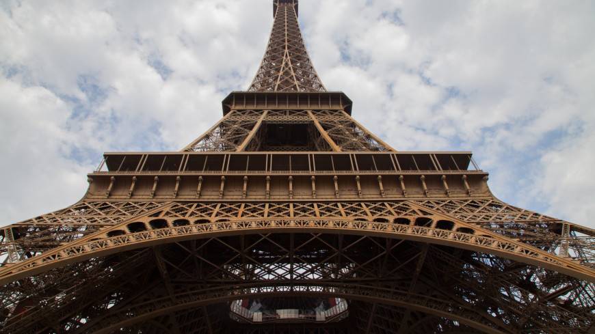 На Эйфелевой башне погасят огни в память о Жаке Шираке