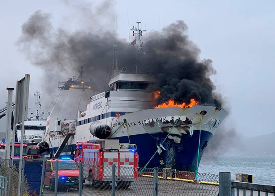 Экипаж загоревшегося у берегов Норвегии траулера эвакуировали