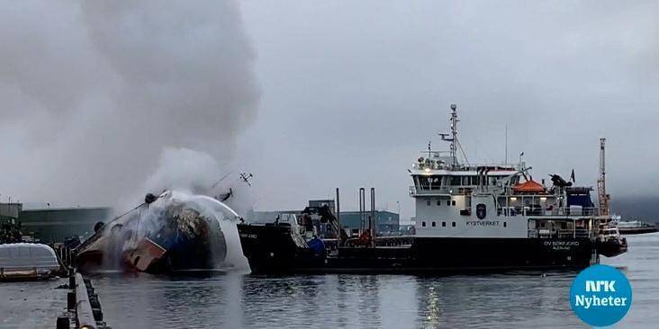 Горевший в Норвегии российский траулер затонул, власти опасаются взрыва