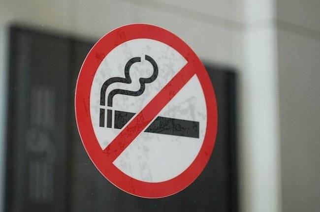 Запрет открытого огня на балконах запутал курильщиков