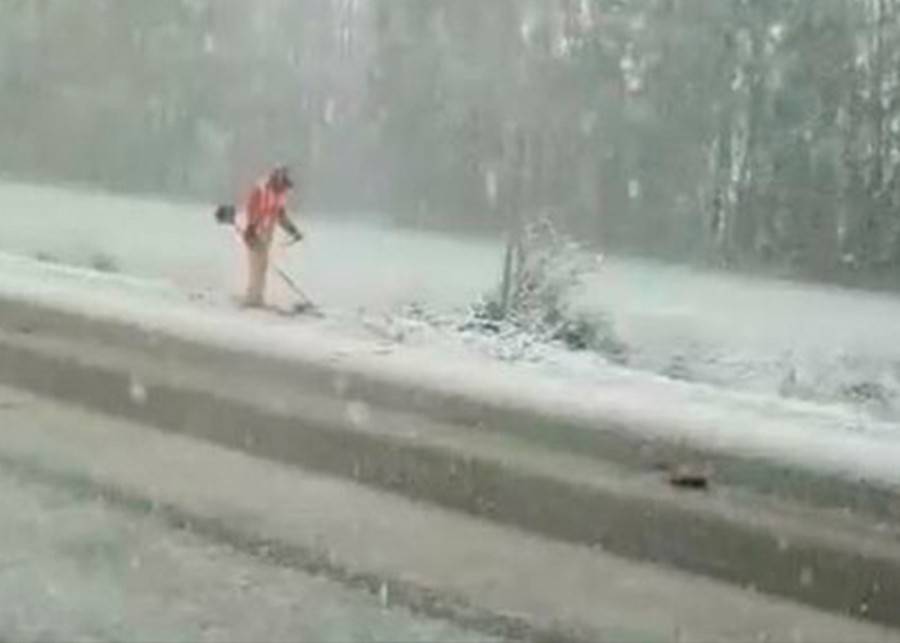 В Башкирии коммунальщики вышли косить траву в снегопад
