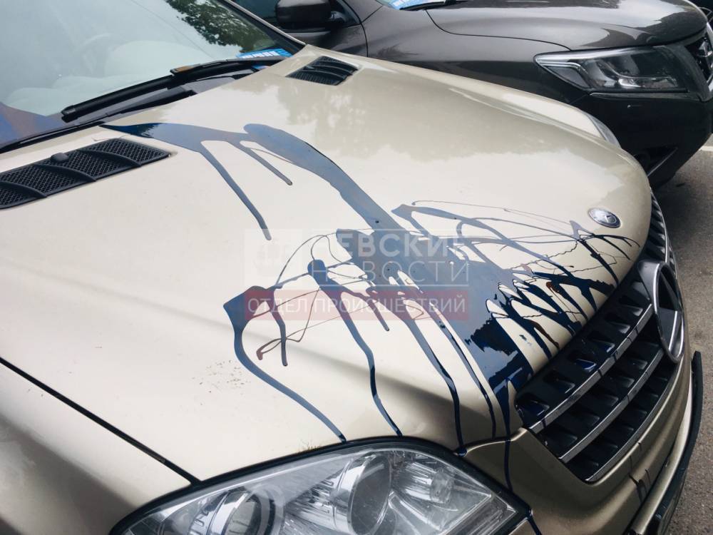 Вандалы превратили автомобиль на Каменноостровском в арт-объект