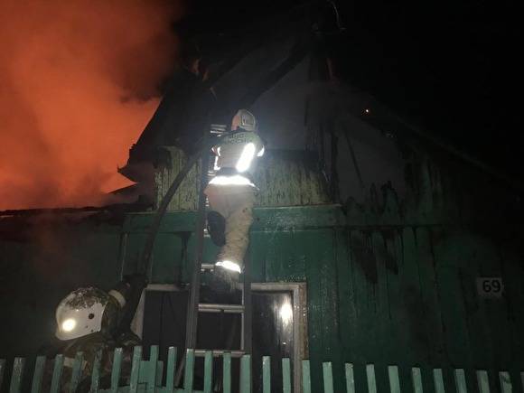 В Екатеринбурге в коллективном саду произошел пожар, который тушили три часа