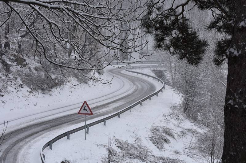 Новый способ борьбы со снегом на дорогах предложили в России