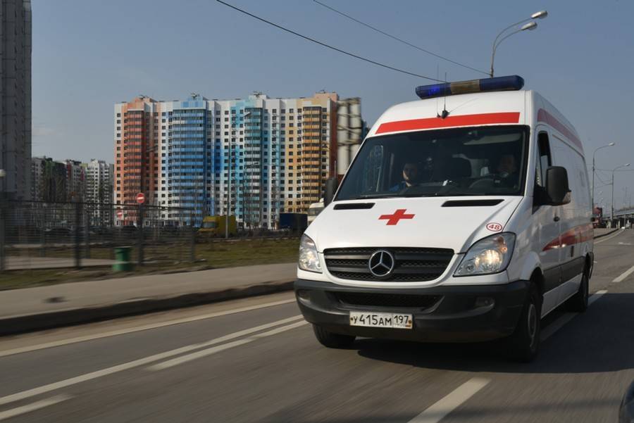 Водитель легковой машины сбил пешехода на юге Москвы