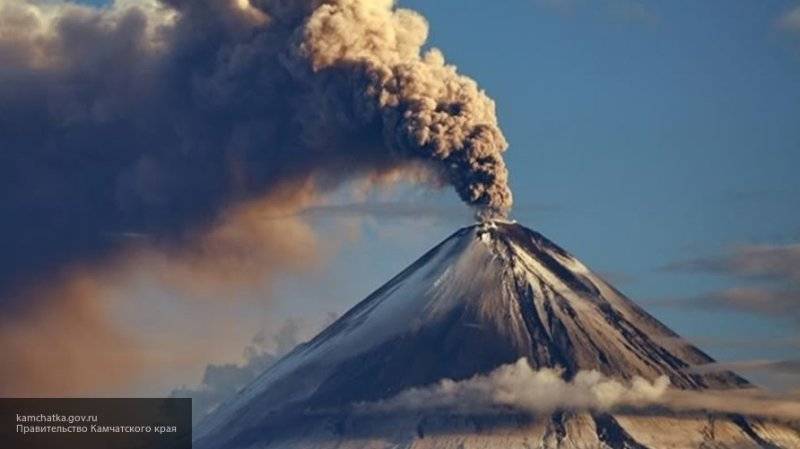 Вулкан Шивелуч на Камчатке выбросил семикилометровый столб пепла и сажи