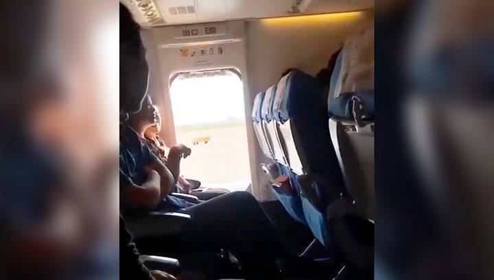 Пассажирка открыла в самолете аварийный люк, потому что ей было душно