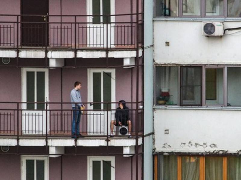 Россиян предупредили об уголовной ответственности за курение на балконах
