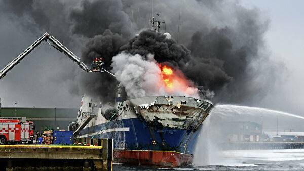 Российский траулер затонул в норвежском порту после пожара