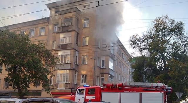 Кровля жилой пятиэтажки загорелась в Новосибирске