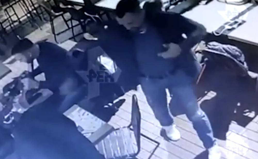 Воришка похитил ключи от Mercedes в ресторане и попал на видео